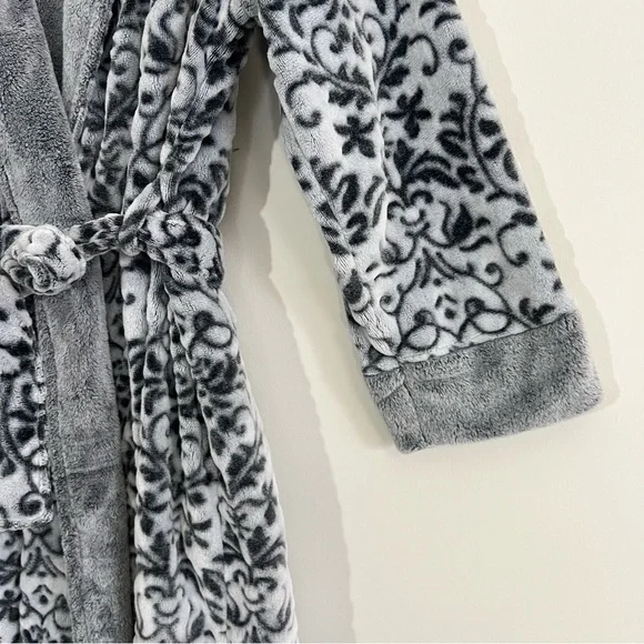 Soft Gray Women’s Long Bathrobe Medium / Large Fuzzy Plush - Picture 5 of 14